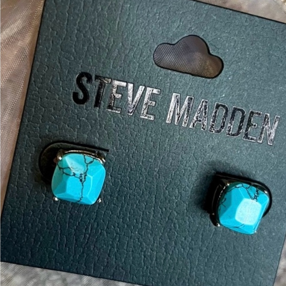 (NWT) TURQUOISE SQUARE EARRINGS SET IN 4 PRONG SILVER STUD